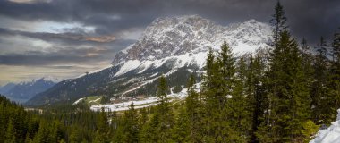 Zugspitze ve Sonnenspitze, Wetterstein Dağları, Alpler, Tyrol, Avusturya, Avrupa ile Seebensee 'ye bakan yürüyüşçü