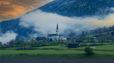 Zugspitze ve Sonnenspitze, Wetterstein Dağları, Alpler, Tyrol, Avusturya, Avrupa ile Seebensee 'ye bakan yürüyüşçü