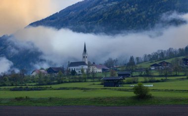 Zugspitze ve Sonnenspitze, Wetterstein Dağları, Alpler, Tyrol, Avusturya, Avrupa ile Seebensee 'ye bakan yürüyüşçü