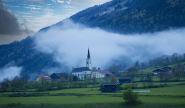 Zugspitze ve Sonnenspitze, Wetterstein Dağları, Alpler, Tyrol, Avusturya, Avrupa ile Seebensee 'ye bakan yürüyüşçü
