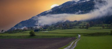 Zugspitze ve Sonnenspitze, Wetterstein Dağları, Alpler, Tyrol, Avusturya, Avrupa ile Seebensee 'ye bakan yürüyüşçü