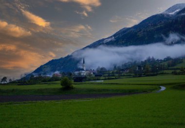 Zugspitze ve Sonnenspitze, Wetterstein Dağları, Alpler, Tyrol, Avusturya, Avrupa ile Seebensee 'ye bakan yürüyüşçü