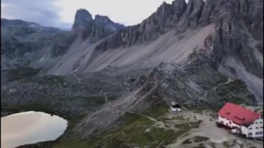 Dolomitler bölgesinde tırmanışçılar ve manzara tırmanışçıları