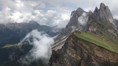 Dolomitler bölgesinde tırmanışçılar ve manzara tırmanışçıları