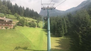 Dolomitler bölgesinde tırmanışçılar ve manzara tırmanışçıları