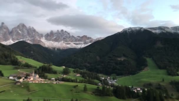 Escaladores Escalada Paisajística Región Dolomitas — Vídeo de stock