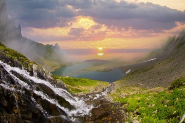 Kackar Dağları 'ndaki Avusor Buzul Gölü (Heart Lake). Avusor Platosu, Rize, Türkiye.