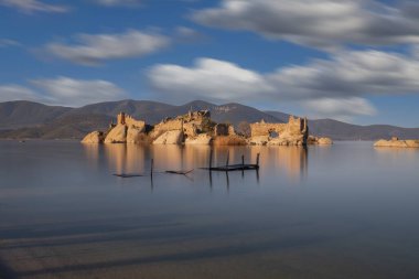 Türkiye 'nin Ege ilindeki Bafa Gölü' nün farklı manzaraları, renkli bir günbatımı ve yansımaları ile manastır ve kaya şekilli rıhtım adaları