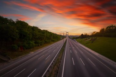 Günbatımında İstanbul Boğazı 'nın muhteşem panoramik manzarası. İstanbul Boğaz Köprüsü (15 Temmuz Şehitler Köprüsü. Türkçe: 15 Temmuz Sehitler Koprusu). Güzel peyzaj Türkiye.