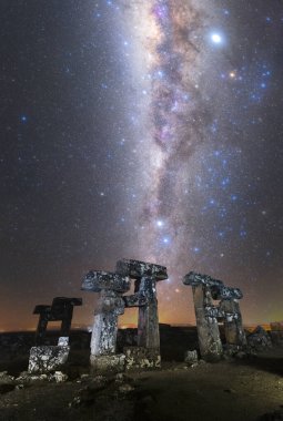 Blaundus Antik Şehir; gece yıldızlarıyla fotoğraflanmış. Strofotoğrafçılık fantastik görseller sunan bir fotoğraf tekniğidir..