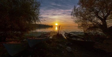 Arka planda Beysehir Gölü ve Dedegol Dağı, Konya