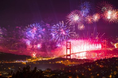 Boğaz 'da havai fişekler, büyük bir kutlama.