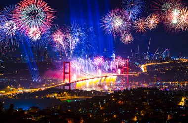 Boğaz 'da havai fişekler, büyük bir kutlama.