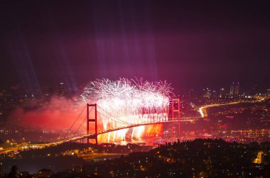 Boğaz 'da havai fişekler, büyük bir kutlama.