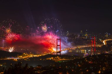 Boğaz 'da havai fişekler, büyük bir kutlama.
