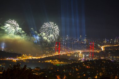 Boğaz 'da havai fişekler, büyük bir kutlama.