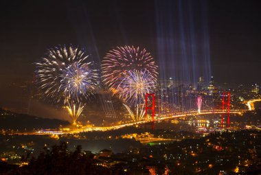 Boğaz 'da havai fişekler, büyük bir kutlama.