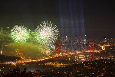 Boğaz 'da havai fişekler, büyük bir kutlama.