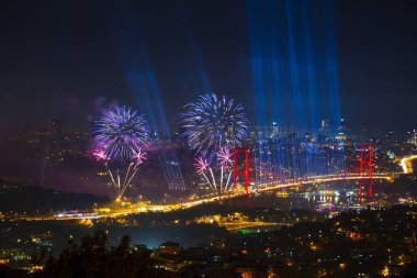 Boğaz 'da havai fişekler, büyük bir kutlama.