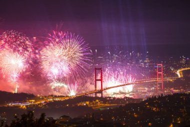 Boğaz 'da havai fişekler, büyük bir kutlama.