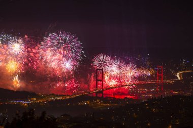 Boğaz 'da havai fişekler, büyük bir kutlama.