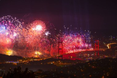 Boğaz 'da havai fişekler, büyük bir kutlama.