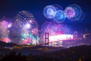 Boğaz 'da havai fişekler, büyük bir kutlama.