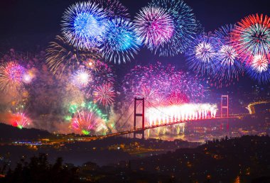 Boğaz 'da havai fişekler, büyük bir kutlama.