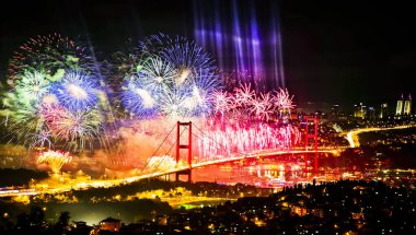 Boğaz 'da havai fişekler, büyük bir kutlama.