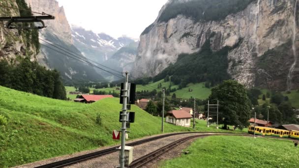 瑞士的高架桥 阿尔卑斯山和火车都是大自然最美丽的国家之一 — 图库视频影像