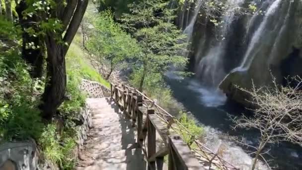 美しい Kuzalan の滝カラデニズ州 シェビンカラヒサル ギレスン トルコ — ストック動画
