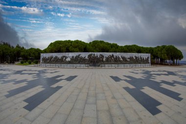 Çanakkale Şehitleri Anma askeri mezarlıktır Gelibolu'da savaş katılan Türk askerleri hakkında hizmet anısına bir savaş anıtı.