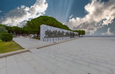 Çanakkale Şehitleri Anma askeri mezarlıktır Gelibolu'da savaş katılan Türk askerleri hakkında hizmet anısına bir savaş anıtı.