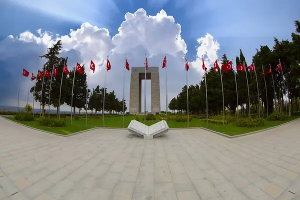 Çanakkale Şehitleri Anma askeri mezarlıktır Gelibolu'da savaş katılan Türk askerleri hakkında hizmet anısına bir savaş anıtı.