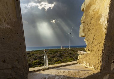 Polente Deniz Feneri Bozcaada 'nın en batı ucunda yer almaktadır ve 1861 yılında inşa edilmiştir. Polente ışığı 32 metre yüksekliğindedir ve ışığını 15 deniz miline ya da 28 kilometreye gönderebilir..
