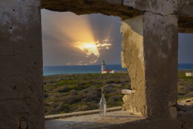 Polente Deniz Feneri Bozcaada 'nın en batı ucunda yer almaktadır ve 1861 yılında inşa edilmiştir. Polente ışığı 32 metre yüksekliğindedir ve ışığını 15 deniz miline ya da 28 kilometreye gönderebilir..