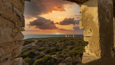Polente Deniz Feneri Bozcaada 'nın en batı ucunda yer almaktadır ve 1861 yılında inşa edilmiştir. Polente ışığı 32 metre yüksekliğindedir ve ışığını 15 deniz miline ya da 28 kilometreye gönderebilir..