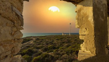 Polente Deniz Feneri Bozcaada 'nın en batı ucunda yer almaktadır ve 1861 yılında inşa edilmiştir. Polente ışığı 32 metre yüksekliğindedir ve ışığını 15 deniz miline ya da 28 kilometreye gönderebilir..