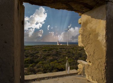 Polente Deniz Feneri Bozcaada 'nın en batı ucunda yer almaktadır ve 1861 yılında inşa edilmiştir. Polente ışığı 32 metre yüksekliğindedir ve ışığını 15 deniz miline ya da 28 kilometreye gönderebilir..
