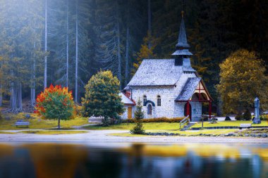 Dolomitlerdeki Pragser Wildsee, Lago di Braies 'in panoramik fotoğrafı.