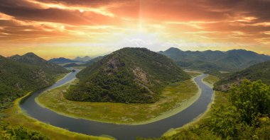 Yeşil piramit ve Rijeka Crnojevica nehrin kuzey bölgesinde İşkodra Gölü Milli Parkı nın. Karadağ