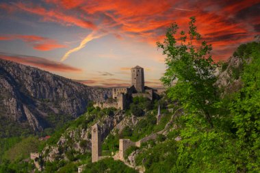 Bosna-Hersek 'teki camii ve geleneksel evleriyle Pocitelj köyüne bir göz at