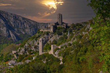 Bosna-Hersek 'teki camii ve geleneksel evleriyle Pocitelj köyüne bir göz at