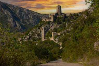 Bosna-Hersek 'teki camii ve geleneksel evleriyle Pocitelj köyüne bir göz at