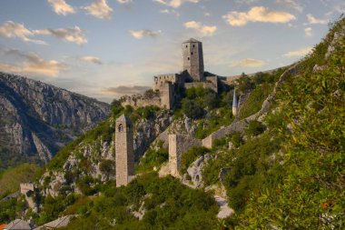 Bosna-Hersek 'teki camii ve geleneksel evleriyle Pocitelj köyüne bir göz at