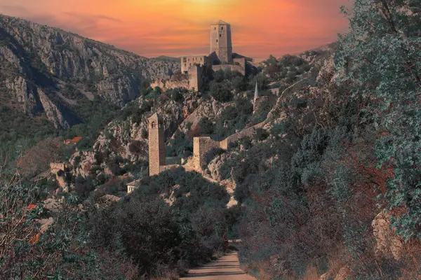 Bosna-Hersek 'teki camii ve geleneksel evleriyle Pocitelj köyüne bir göz at