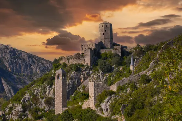 Bosna-Hersek 'teki camii ve geleneksel evleriyle Pocitelj köyüne bir göz at