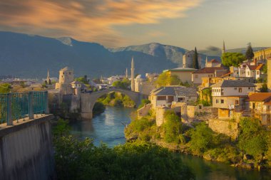 Mostar 'ın Neretva Nehri üzerindeki tarihi Stari Mostar köprüsü Eski kenti, Balkan dağları, Bosna-Hersek