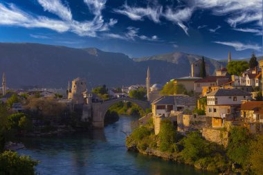 Mostar 'ın Neretva Nehri üzerindeki tarihi Stari Mostar köprüsü Eski kenti, Balkan dağları, Bosna-Hersek