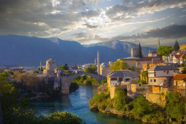 Mostar 'ın Neretva Nehri üzerindeki tarihi Stari Mostar köprüsü Eski kenti, Balkan dağları, Bosna-Hersek